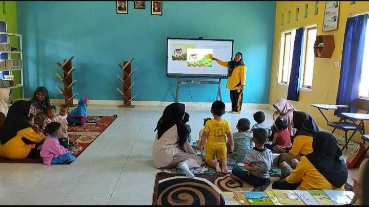 smart-tv-hadirkan-warna-baru-dalam-pembelajaran-di-paud-skb-boto